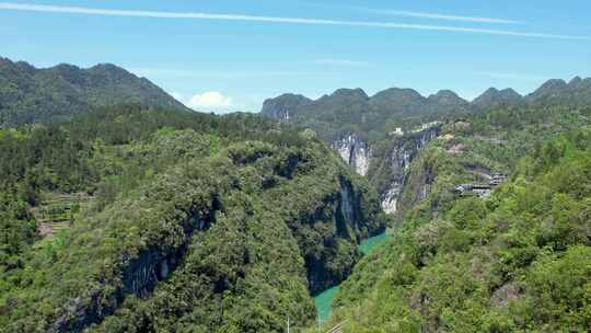 4K春天深山峡谷青山绿水航拍视频