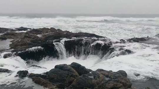 水流入陨石坑