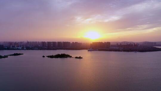 航拍湖南常德柳叶湖晚霞夕阳湖面风景4K