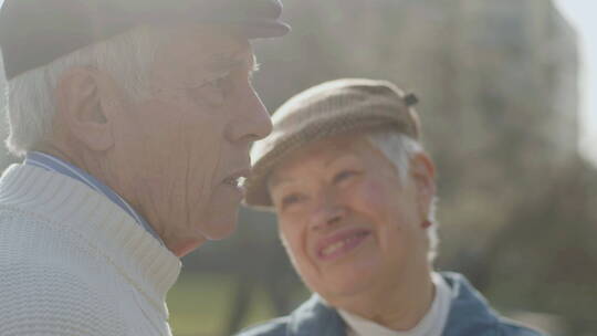 可爱的老年夫妇在户外拥抱特写镜头