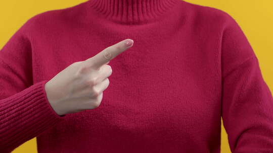 读数女性手计数从1到3，手指在黄色红色背景