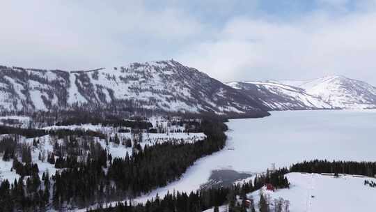 冬季喀纳斯河流晨雾雪山森林冰河观鱼台雪景