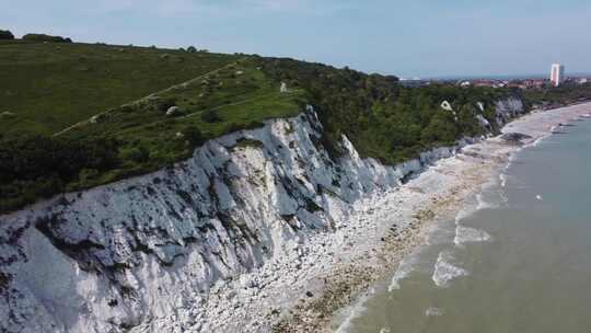 英国伊斯特本海岸的岩石海滩和绿色丘陵