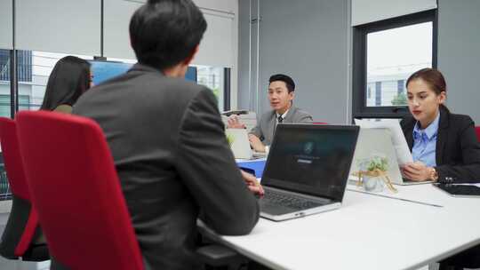 亚洲年轻商人团体讨论会议关于办公室机器人