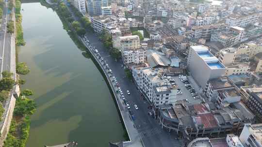 俯瞰城市河流与街道的景象