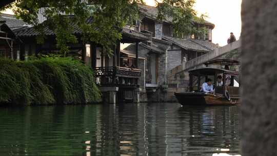 古镇乌镇风光乌篷船行驶旅游名胜地