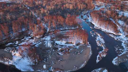 航拍早春雪原河湾树林夕照