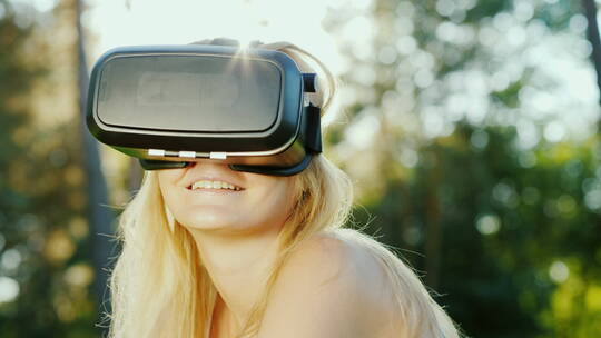 森林中佩戴VR眼镜的女性特写
