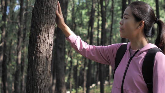 亚洲中国人女性森林树林旅游拿望远镜看风景