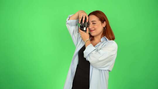 摄影师女人在绿屏上拍照4K