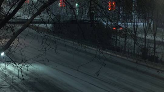 雪中湿滑的街道和行驶的车辆