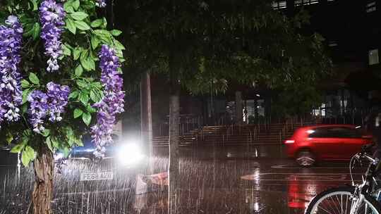 下雨天的夜晚