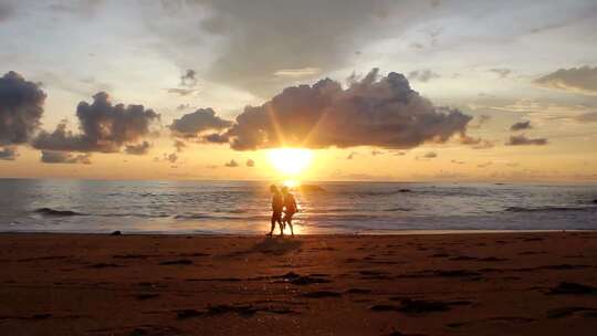 日落夕阳、情侣走在海边
