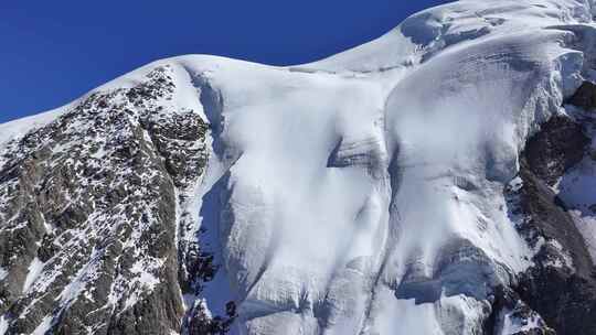 航拍川西横断山脉勒多曼因雪山山脊冰川风光