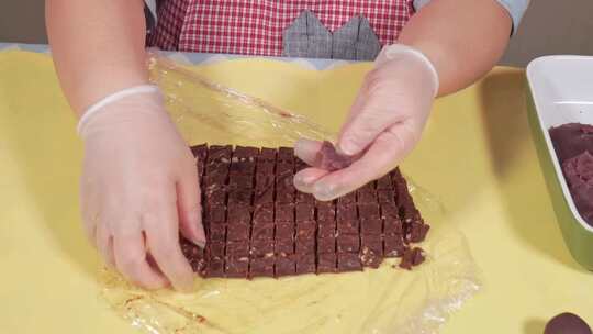 特写实拍用巧克力馅料包汤圆元宵制作甜品