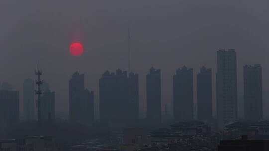 红日夕阳雾霾落日下的城市环境视频素材模板下载