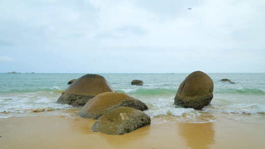 海南三亚海边海滩海浪石头岩石