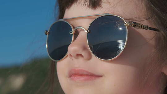 女孩戴着太阳镜视频素材模板下载