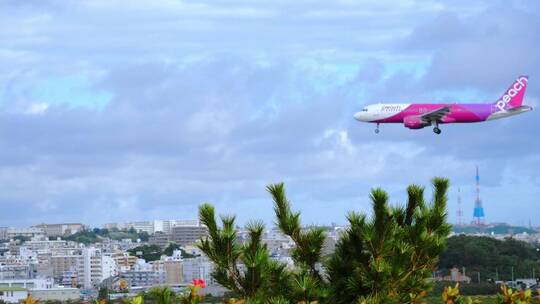 2K日本冲绳飞机低空飞过小镇00006268