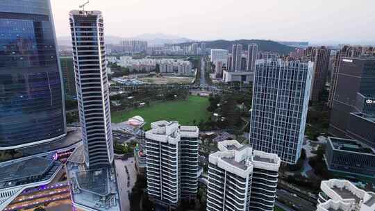 城市高楼之间公园大草地航拍绿地休闲