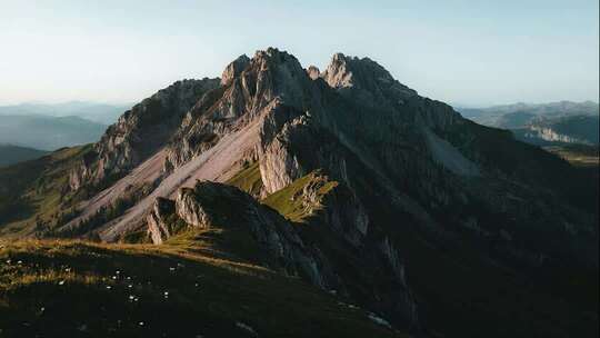 2026新年登顶励志山峰风光视频