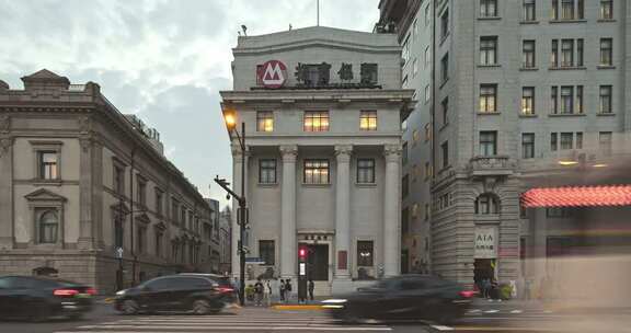 上海外滩招商银行大楼建筑车流傍晚