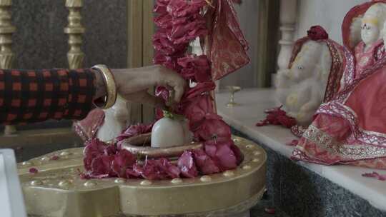 印度教神主shivalinga白天在寺庙视频素材模板下载
