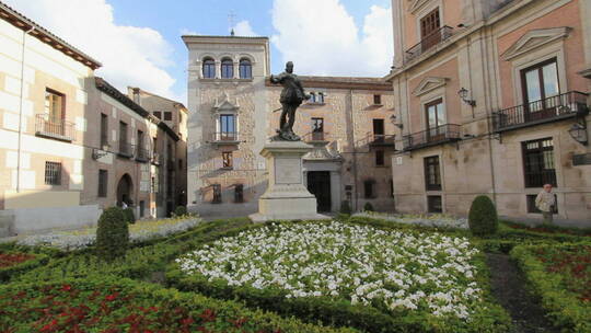 马德里西班牙广场德拉别墅与雕像视频素材模板下载