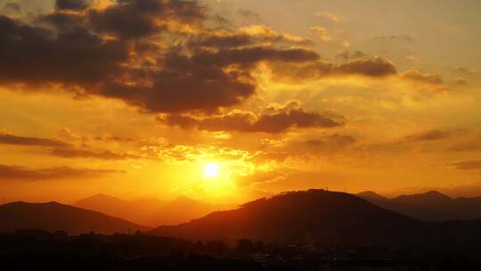 山峰日出延时早晨天空唯美乡村阳光照射大地