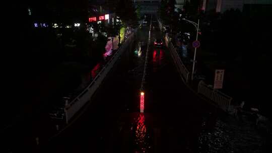 城市下雨道路积水夜间行车10