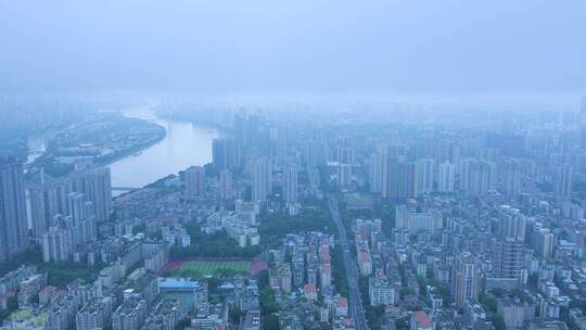 广州雨雾天气城市道路车流航拍景观