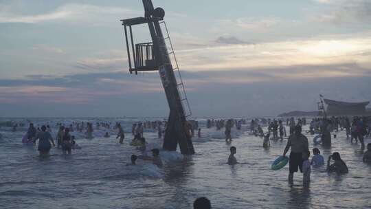 海边人们在水中嬉戏的欢乐场景