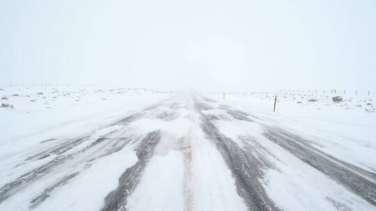 寒冷白毛风吹动路面上的雪