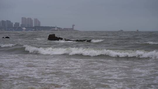 海浪拍击海岸