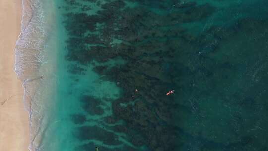 蔚蓝大海和海浪特写