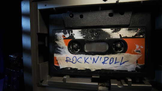 旧收音机中的黑色磁带