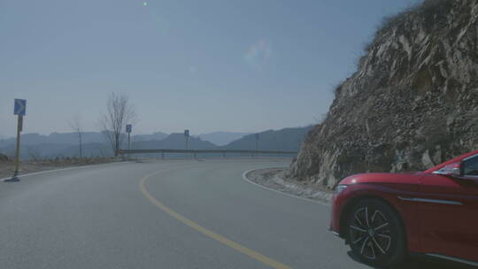 红色新能源电动车在山路转弯 移动跟拍视频素材模板下载