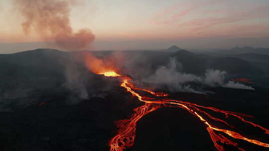 活动性火山喷发的全景曲线图