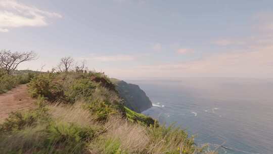 葡萄牙马德拉岛悬崖和大西洋上空的无人机飞