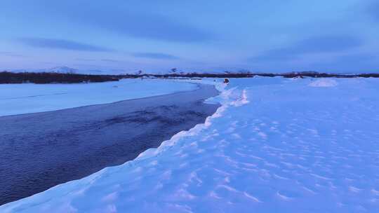 冰雪覆盖大地与河流的景象