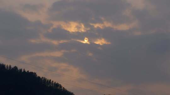 夕阳落日余晖穿过云层