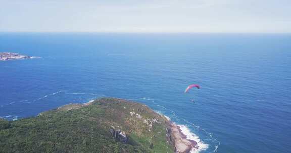 在巴西海上空飞行的伞兵。空中旋转拍摄