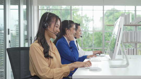 4K 女客服在办公室跟客户电话沟通