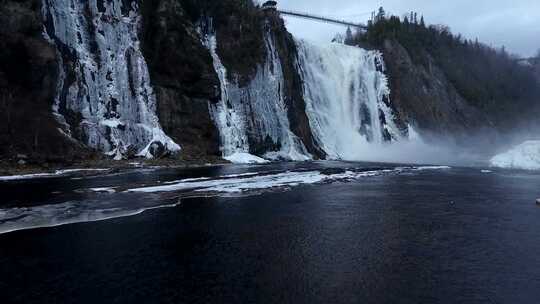 水开始在表面结冰