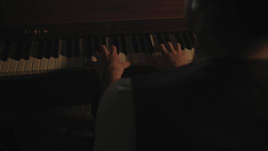 男人弹钢琴特写镜头视频素材模板下载