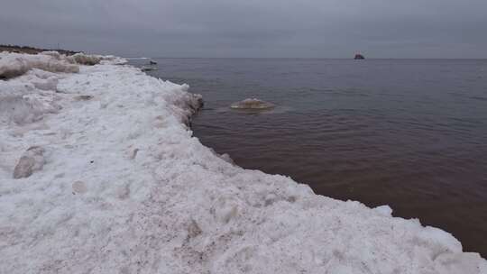 寒冷的雪海黎明