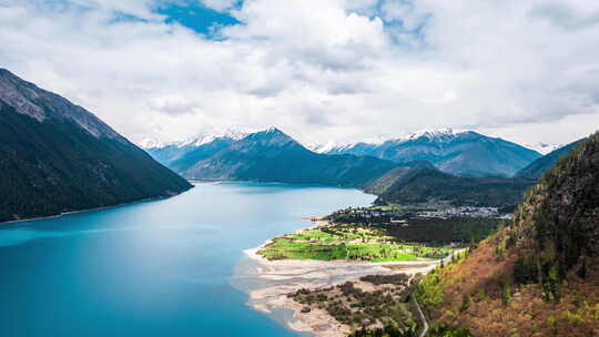 西藏林芝巴松措高山湖泊绿树自然风景航拍