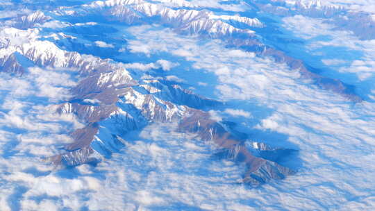 飞机飞行窗外的雪山美景