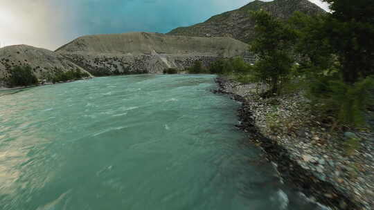 山河汹涌流过高地山谷