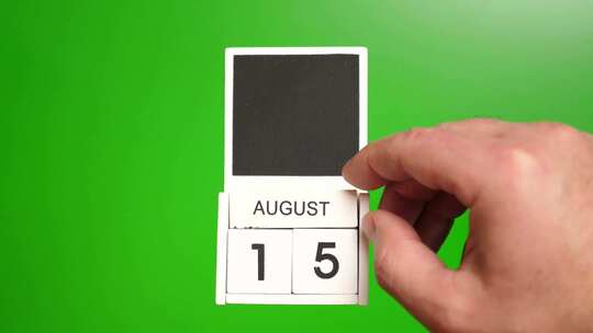 08.绿色背景上日期为8月15日的日历。